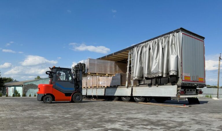 Camion de 38 tonnes chargé devant un entrepôt avant le départ d’une tournée complète.